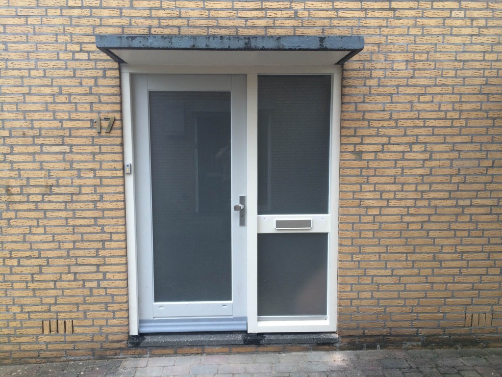 Verlengen Spreek luid klauw Nieuwe buitendeur met kozijnen plaatsen - Van der Broek & Koerts